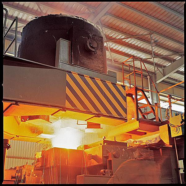 石墨电极在冶炼过程中折断的原因及防范措施